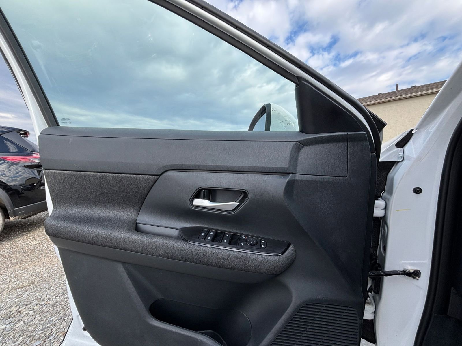 Used 2025 Nissan Kicks SV AWD/4WD image 18