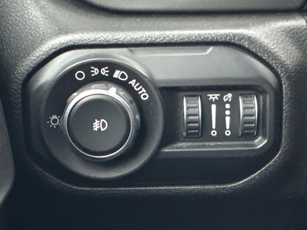 Used 2018 Jeep Wrangler Unlimited Sahara AWD/4WD image 32