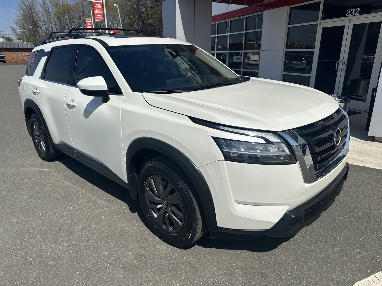 Used 2022 Nissan Pathfinder SV w/ SV Premium Package image 2