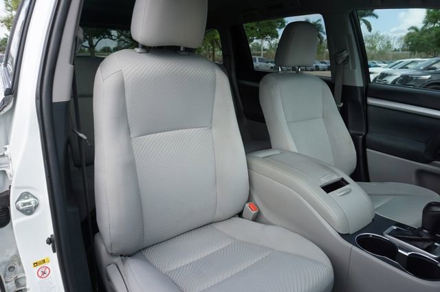 Used 2019 Toyota Highlander LE image 2