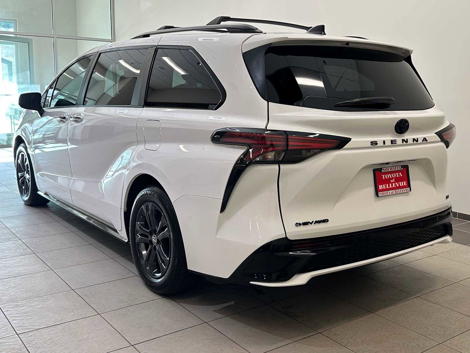Used 2025 Toyota Sienna XSE w/ XSE Premium Package AWD/4WD image 4