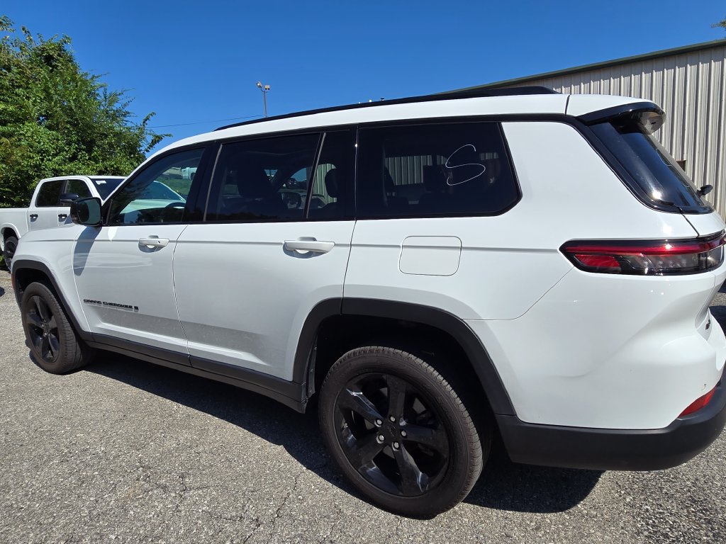Used 2023 Jeep Grand Cherokee L Limited w/ Black Appearance Package AWD/4WD image 5