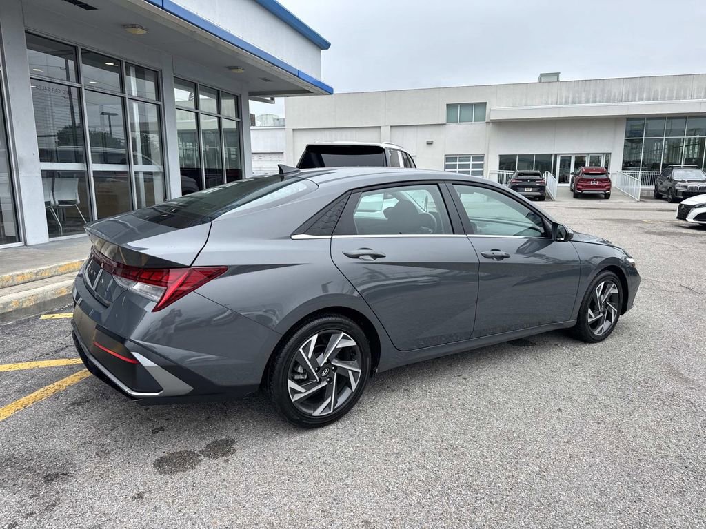 Used 2025 Hyundai Elantra SEL FWD image 8