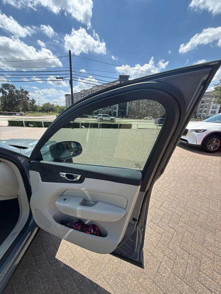 Used 2023 Volvo XC60 B5 Ultimate w/ Protection Package Premier AWD/4WD image 9