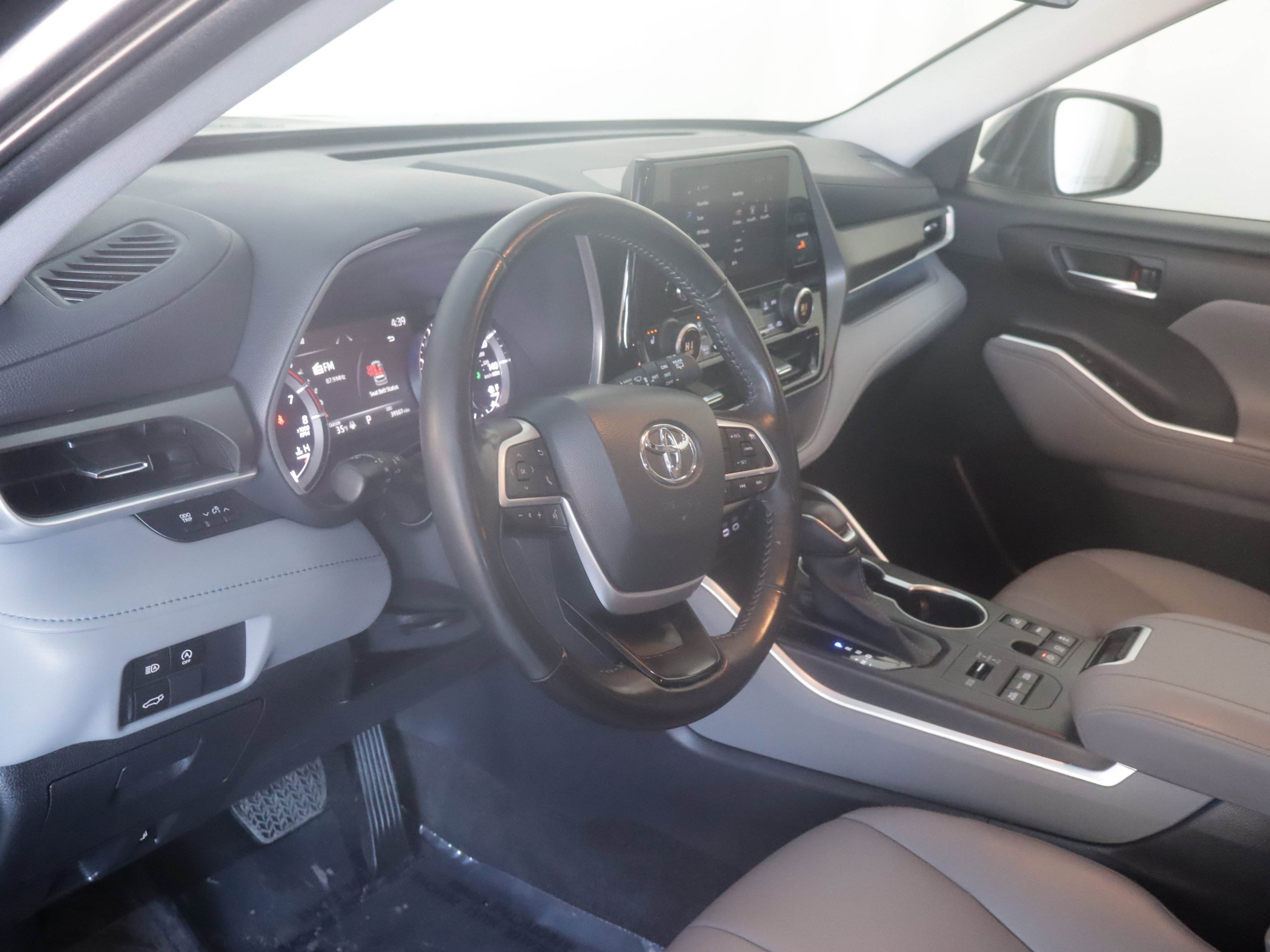Used 2023 Toyota Highlander XLE image 2