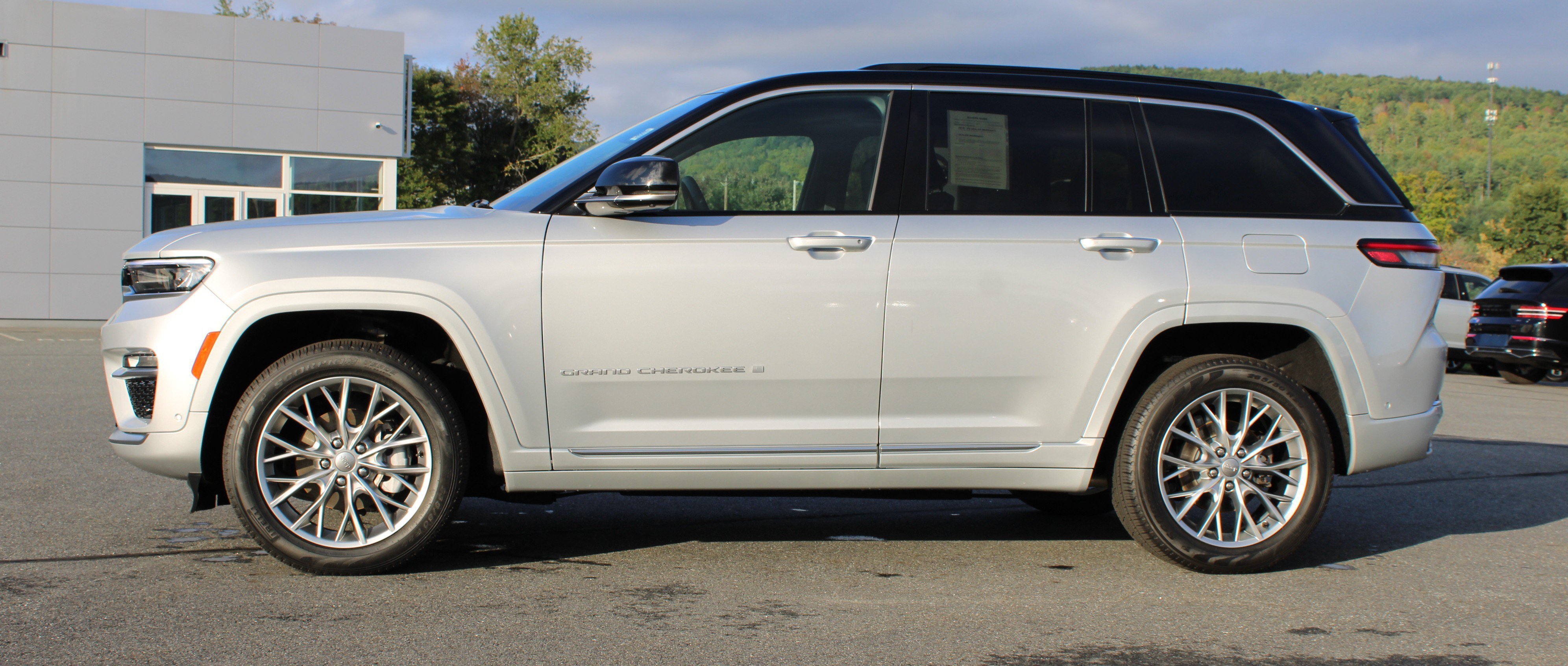 Used 2025 Jeep Grand Cherokee Summit w/ Luxury Tech Group V AWD/4WD image 15