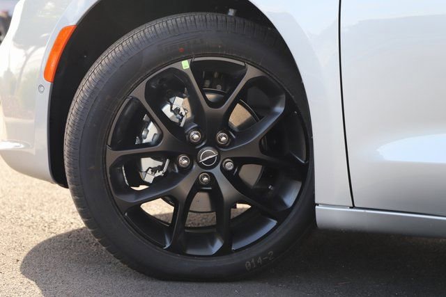 New 2026 Chrysler Pacifica Limited w/ S Appearance Package image 2