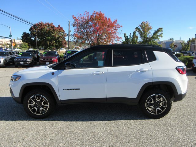 Used 2025 Jeep Compass Trailhawk image 8