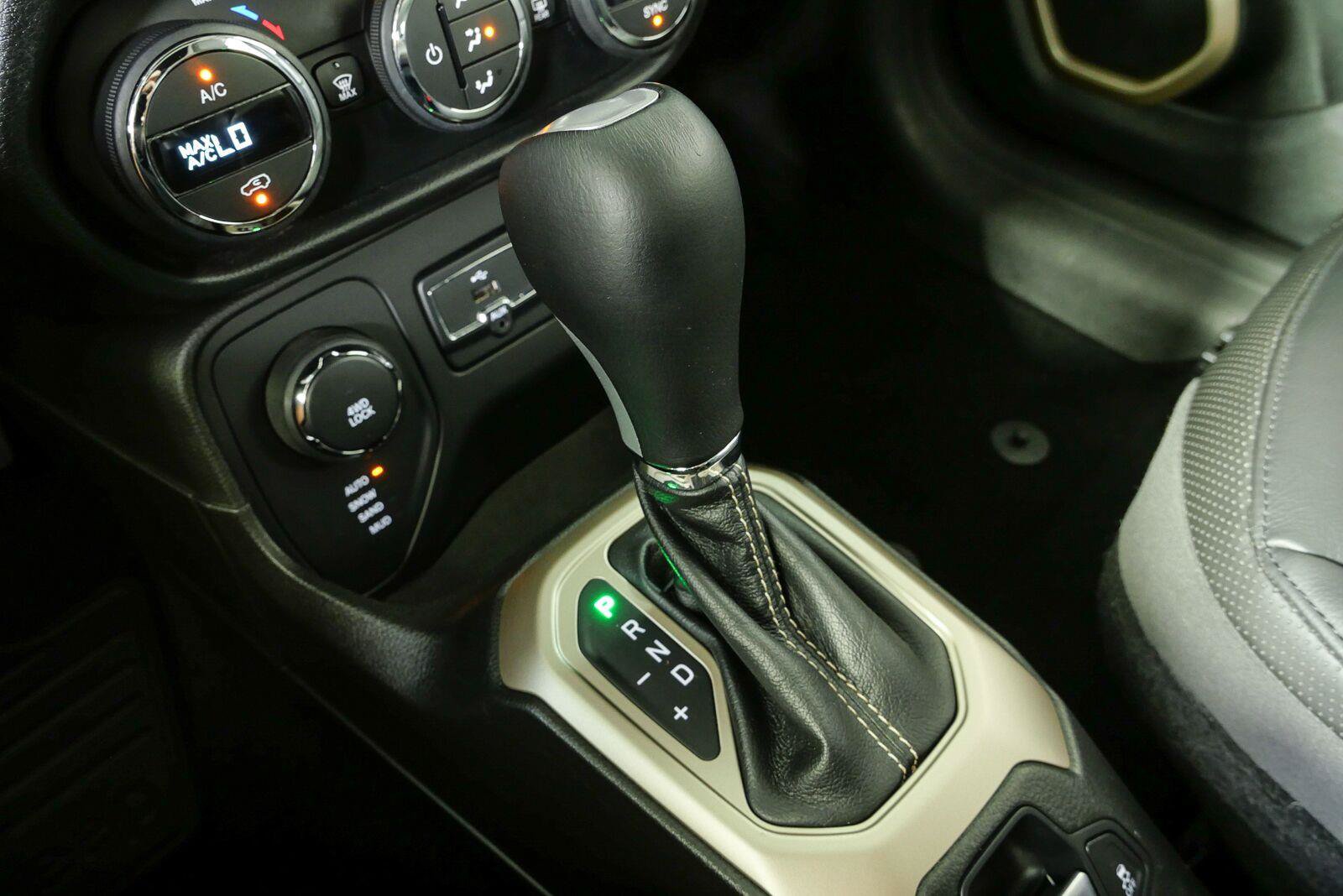Used 2017 Jeep Renegade Limited AWD/4WD image 16