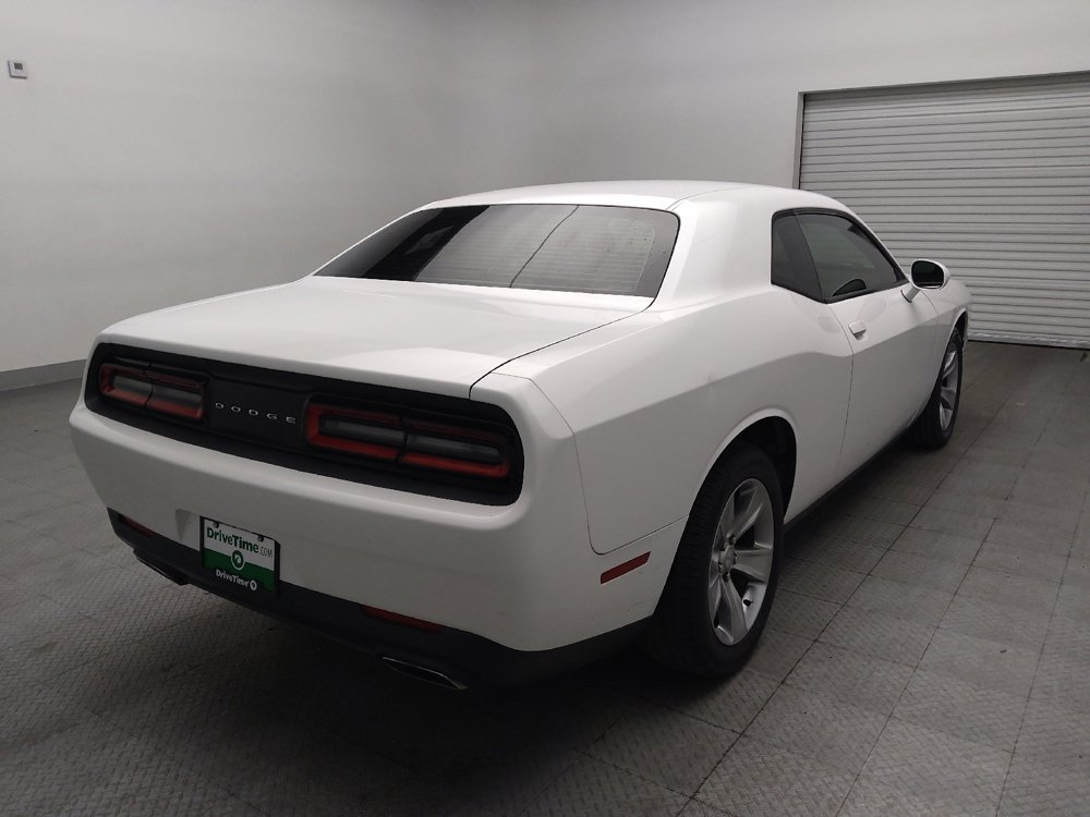 Used 2016 Dodge Challenger SXT RWD image 9