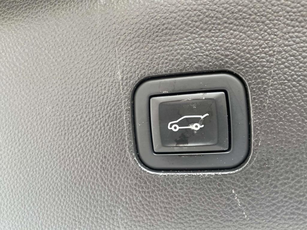 Used 2023 Buick Enclave Avenir w/ Avenir Technology Package image 9