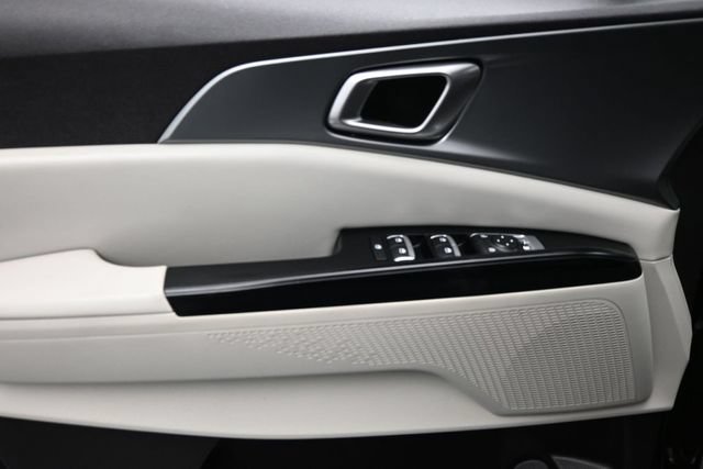 Used 2022 Kia Carnival LX FWD image 8