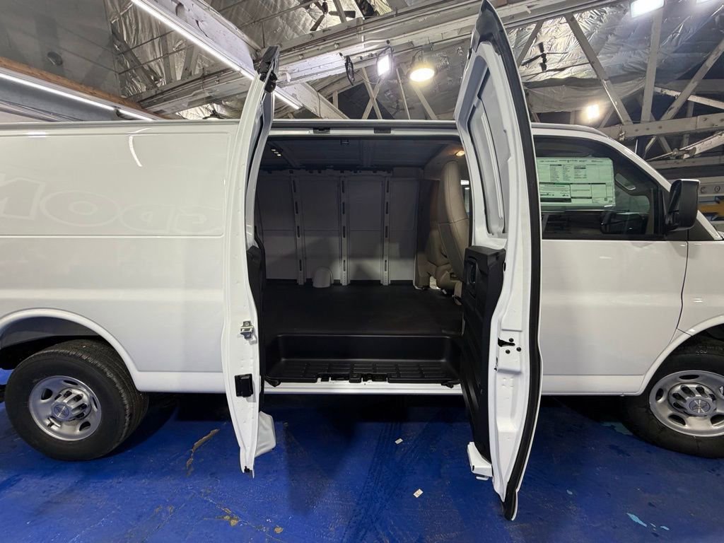 New 2026 Chevrolet Express 2500 Extended image 11