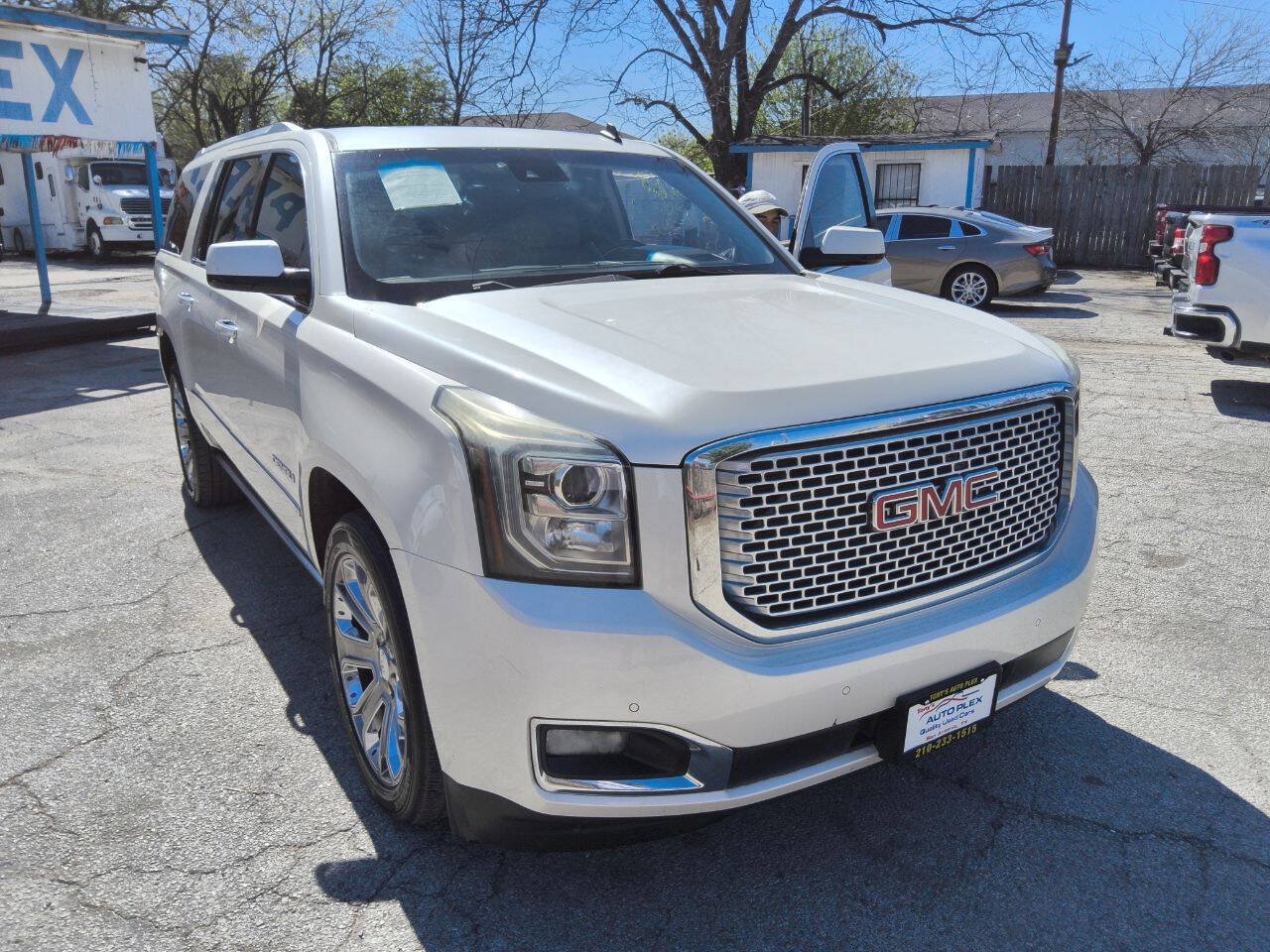 Used 2015 GMC Yukon XL Denali w/ Touring Package RWD image 2
