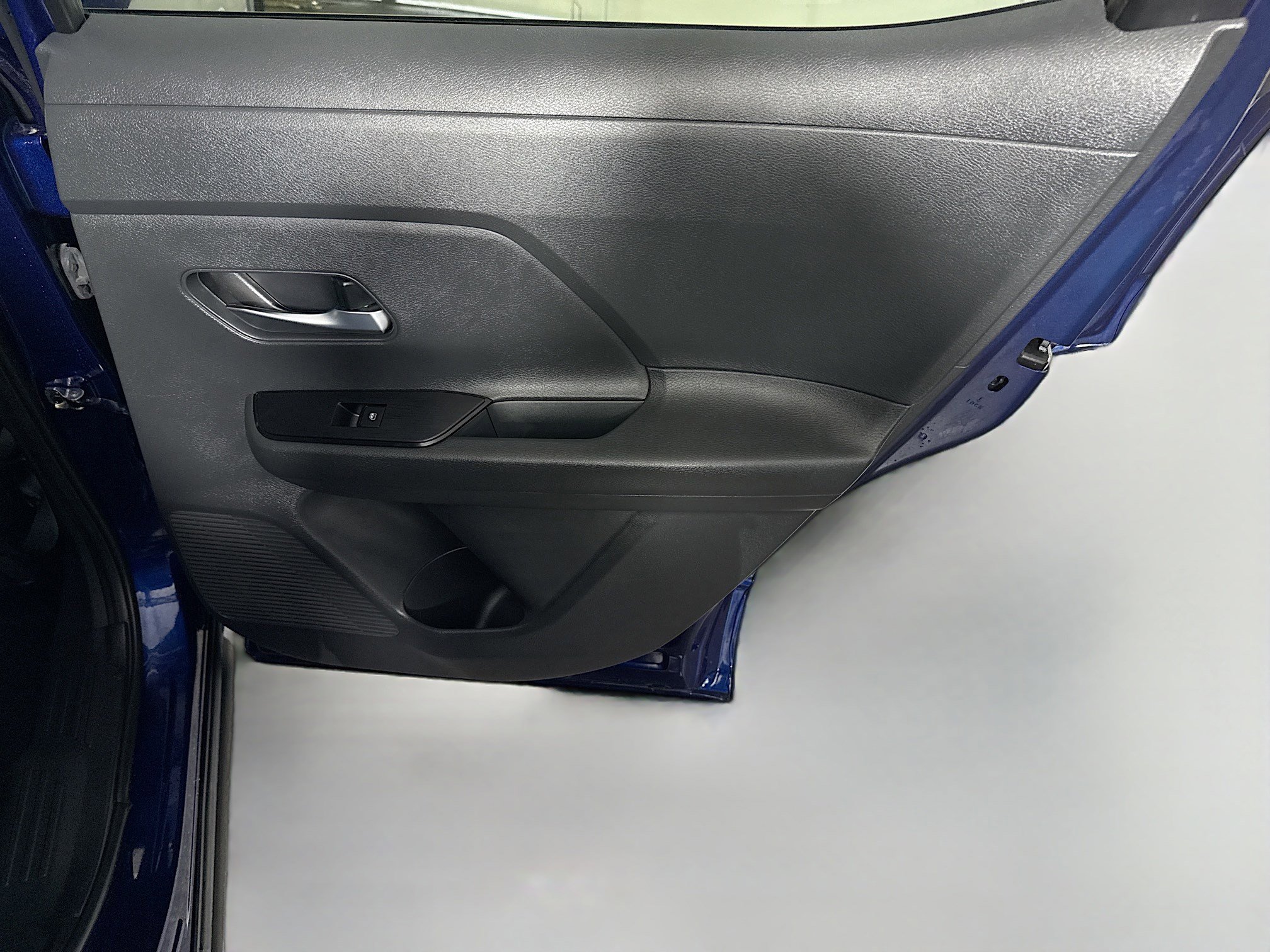 Used 2025 Nissan Kicks SV image 28