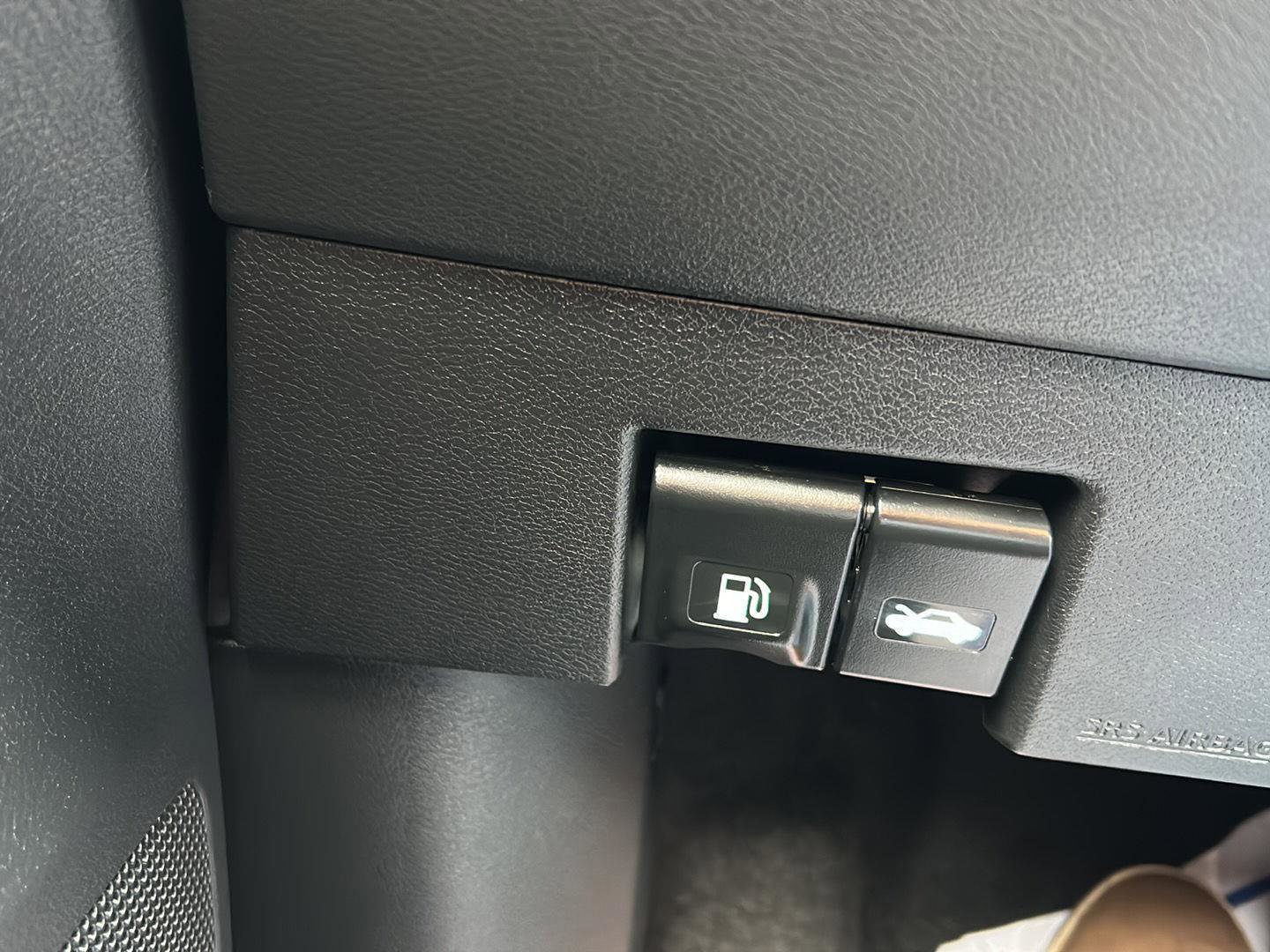New 2025 Nissan Versa SV w/ Trunk Package FWD image 16