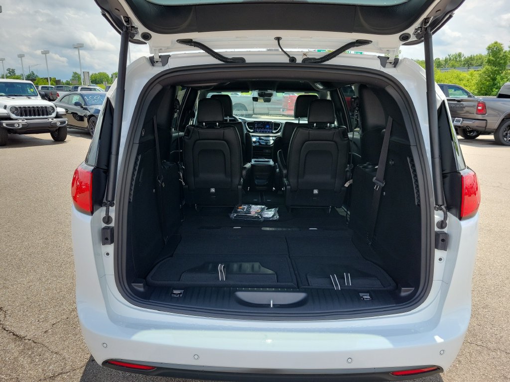 New 2027 Chrysler Pacifica LX FWD image 7