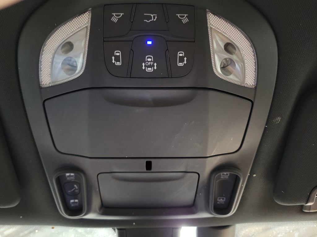 Used 2020 Chrysler Pacifica Limited image 21