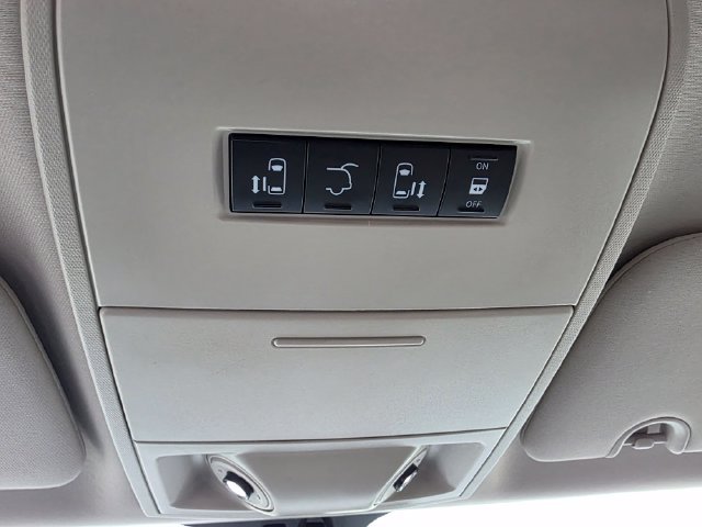 Used 2014 Chrysler Town & Country Touring FWD image 36