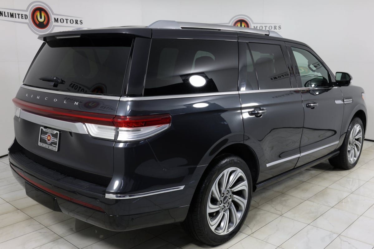 Used 2023 Lincoln Navigator Reserve AWD/4WD image 3