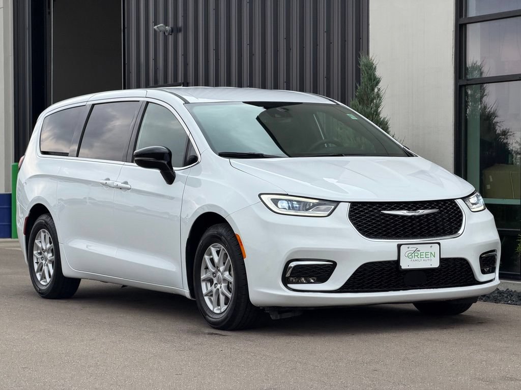 Used 2025 Chrysler Pacifica Select FWD image 4