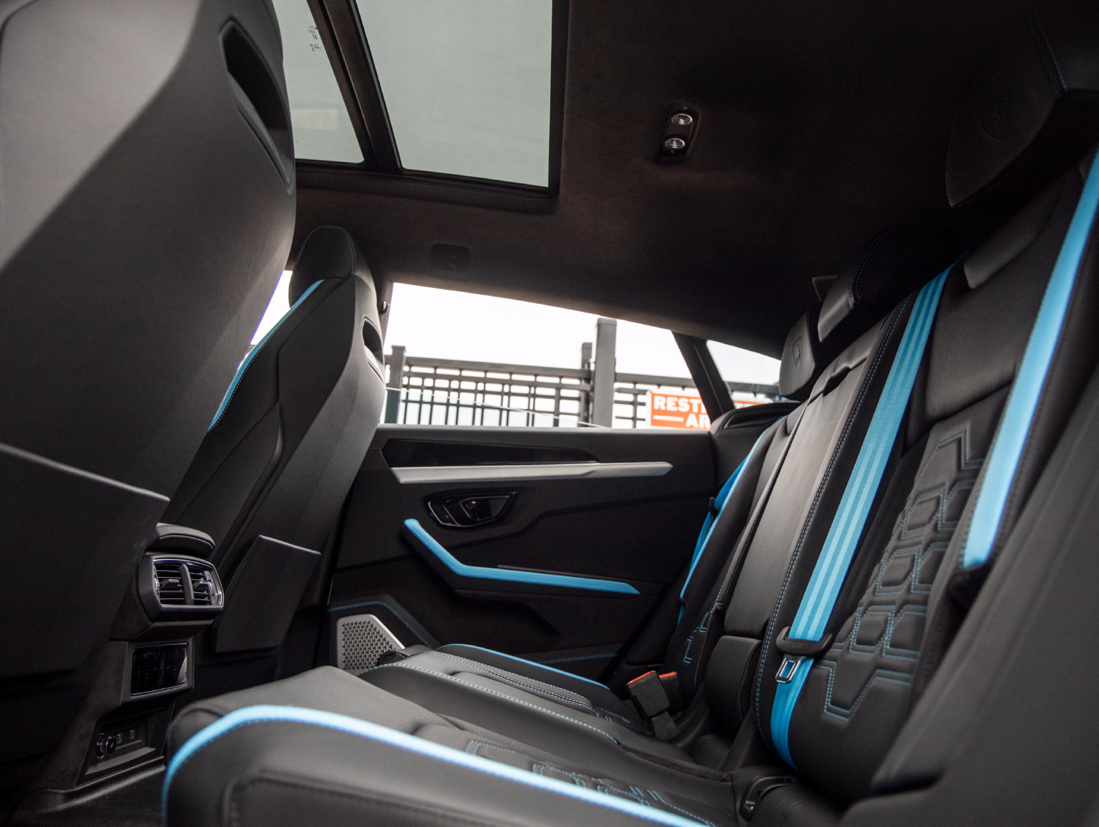 Used 2025 Lamborghini Urus S AWD/4WD image 36