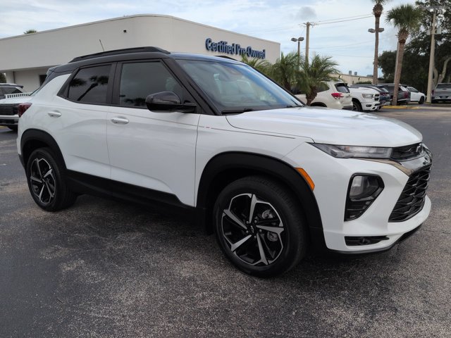 Used 2023 Chevrolet TrailBlazer RS w/ Sun and Liftgate Package FWD image 2