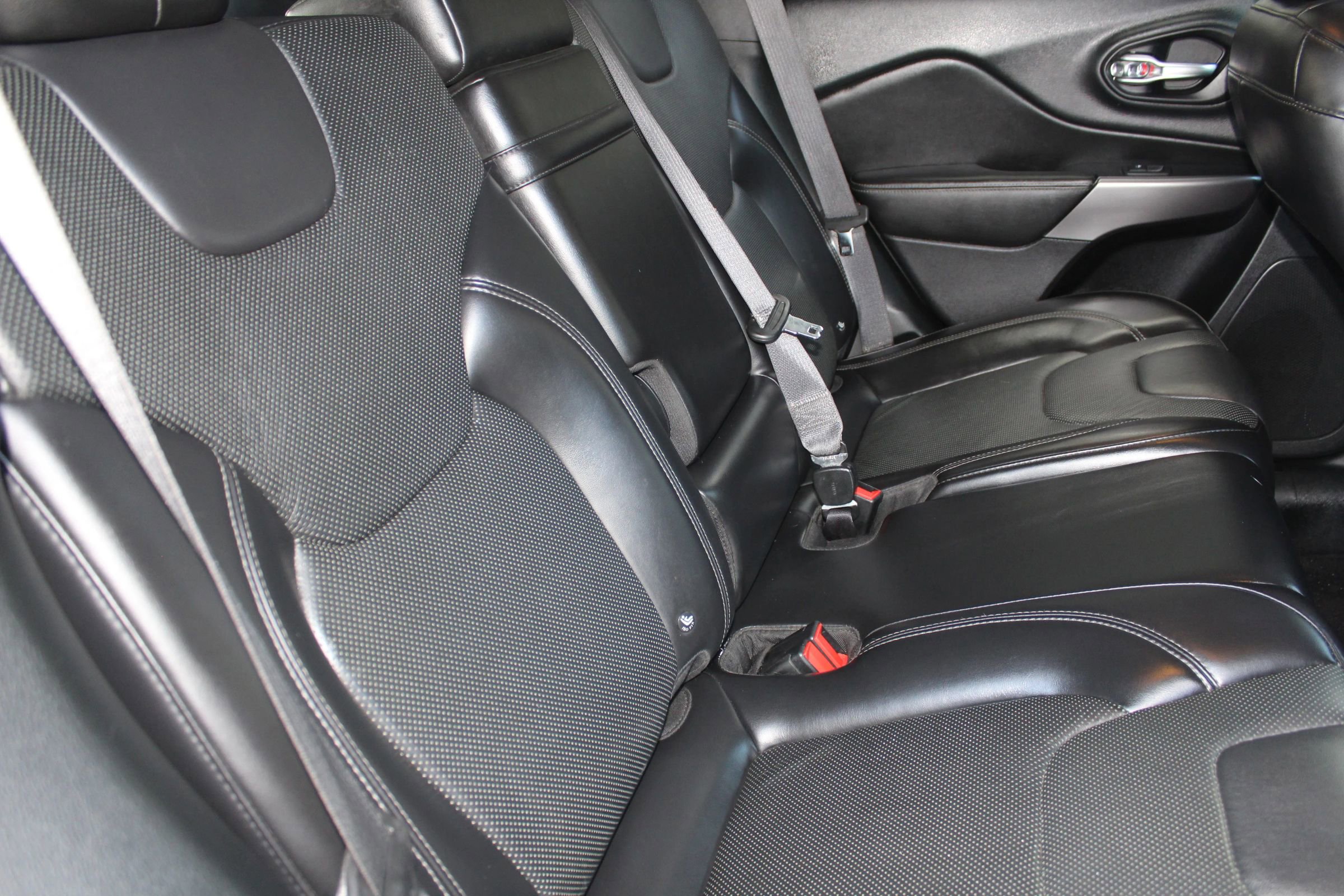Used 2019 Jeep Cherokee Limited image 15