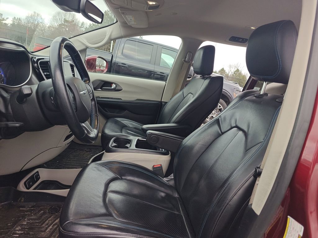 Used 2021 Chrysler Pacifica Touring-L image 6