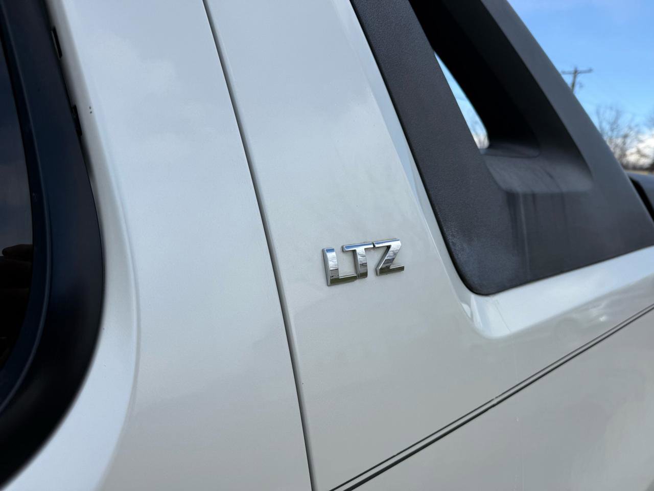 Used 2011 Chevrolet Avalanche LTZ image 11