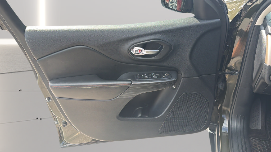 Used 2017 Jeep Cherokee 75th Anniversary FWD image 9