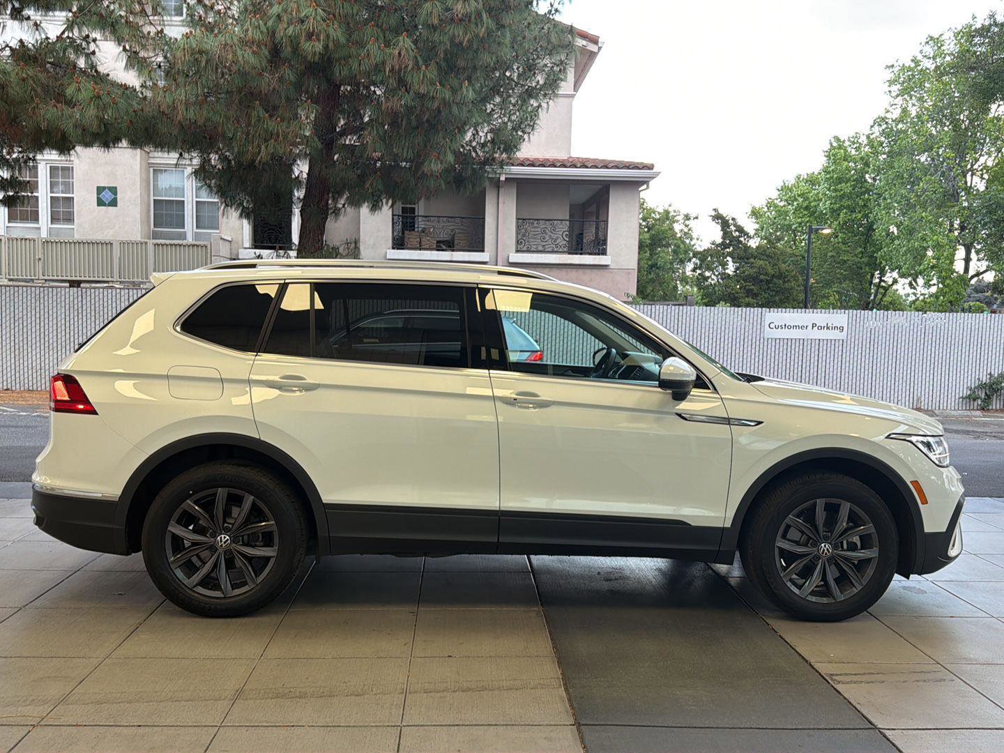 Certified 2023 Volkswagen Tiguan SE w/ Panoramic Sunroof Package FWD image 6