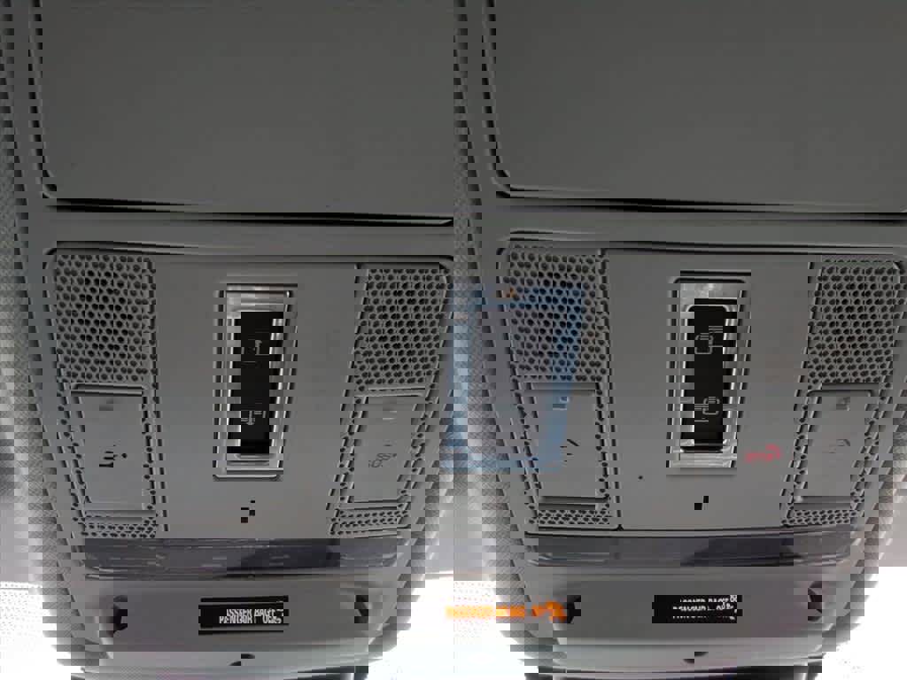 Used 2020 Land Rover Range Rover Evoque SE image 22