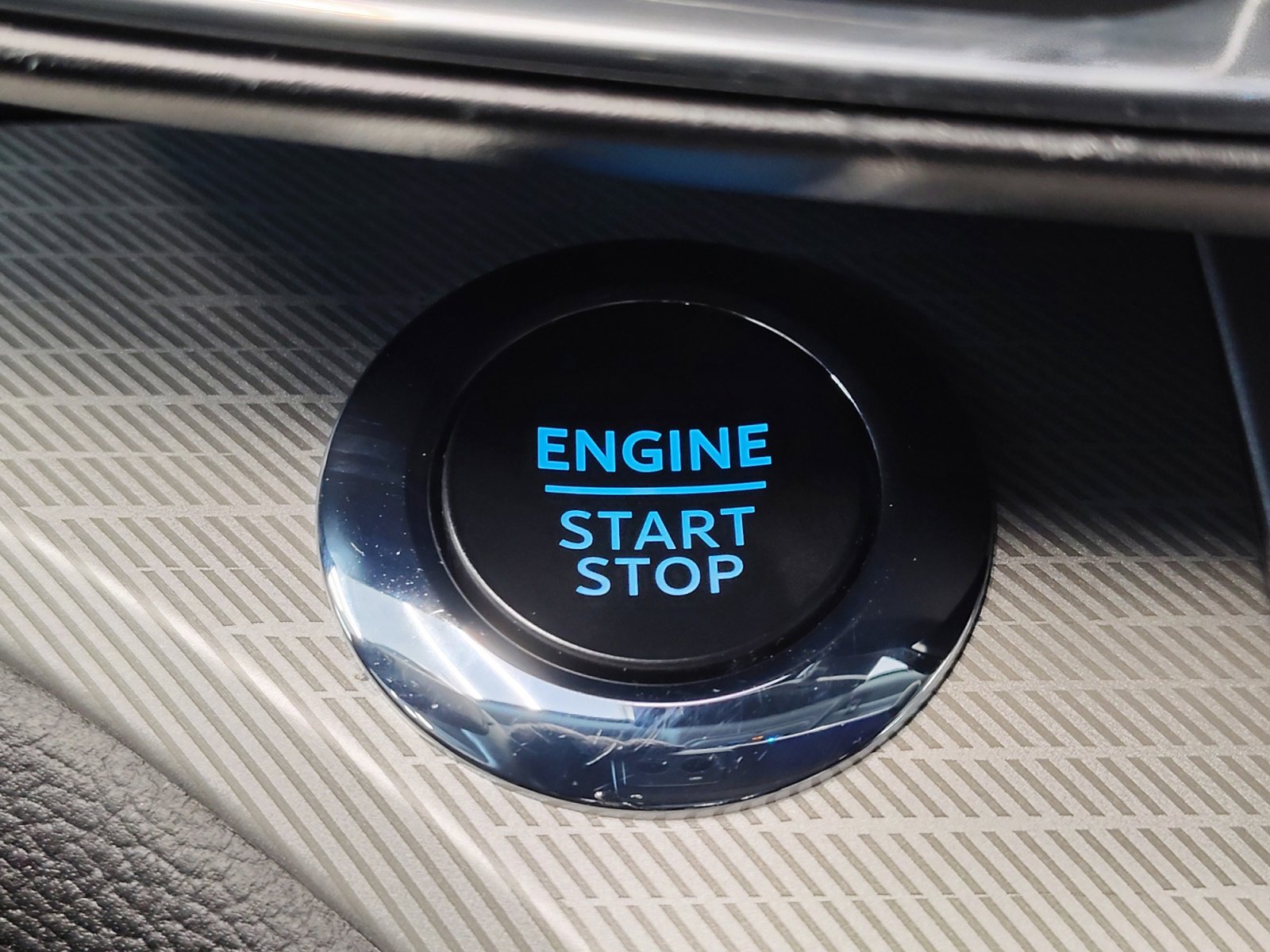 Used 2024 Ford Explorer XLT w/ Equipment Group 202A AWD/4WD image 36