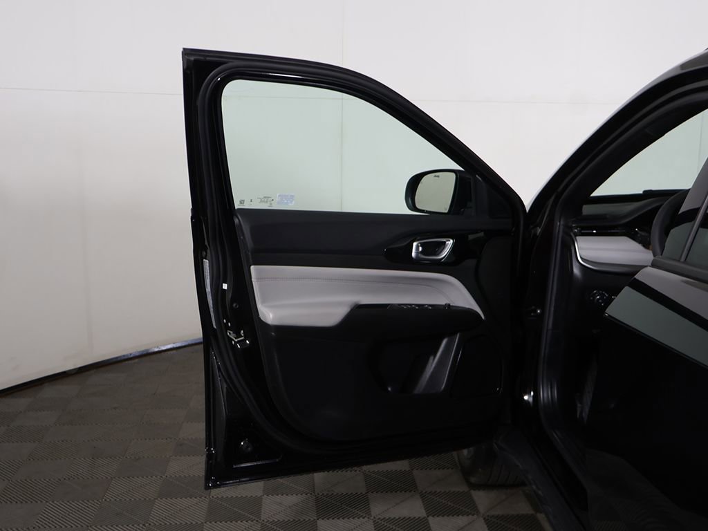 Used 2025 Jeep Compass Limited image 17