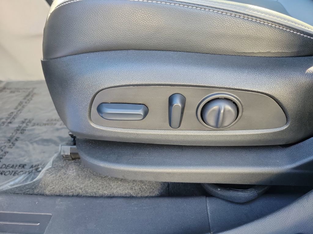 Used 2024 GMC Terrain SLT w/ LPO, Floor Liner Package image 19