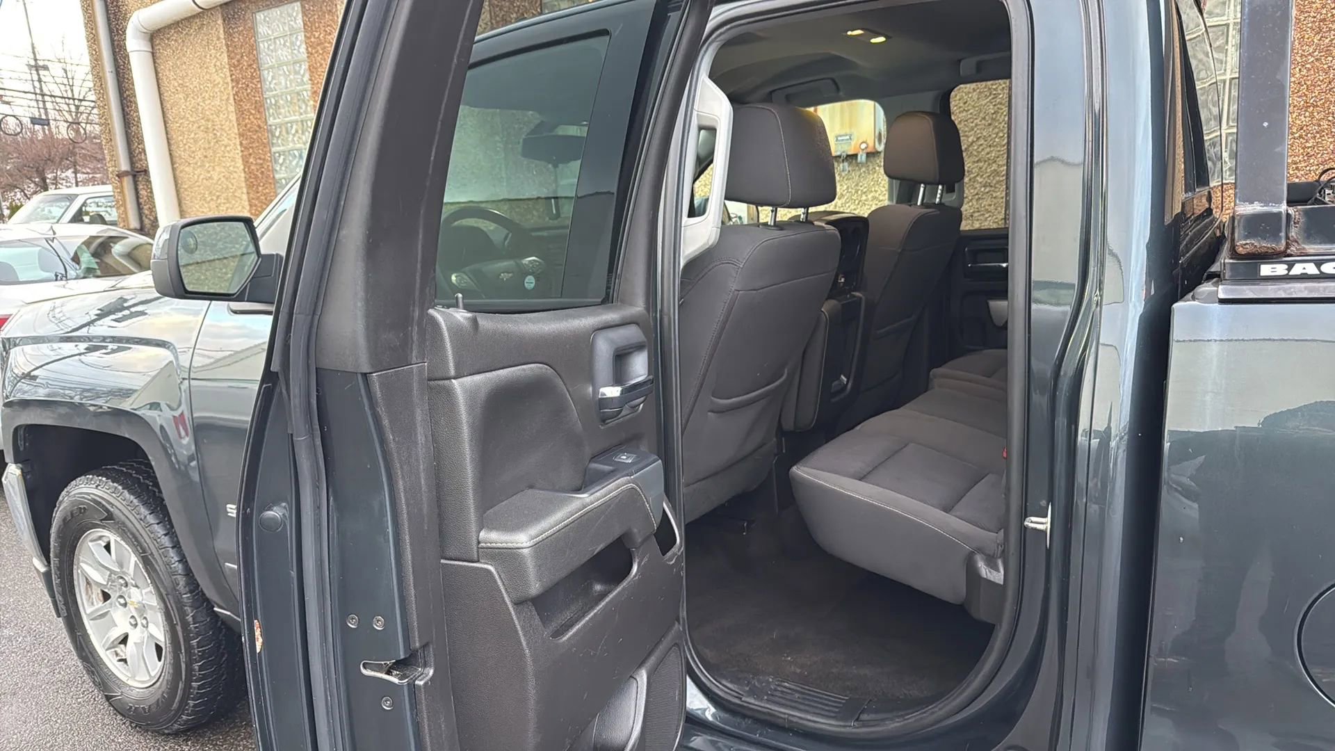 Used 2018 Chevrolet Silverado 1500 LT image 25