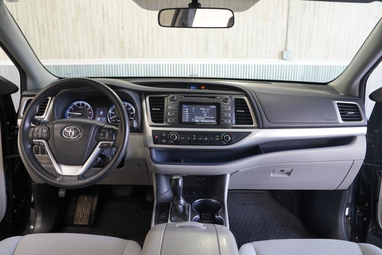 Used 2014 Toyota Highlander LE AWD/4WD image 20