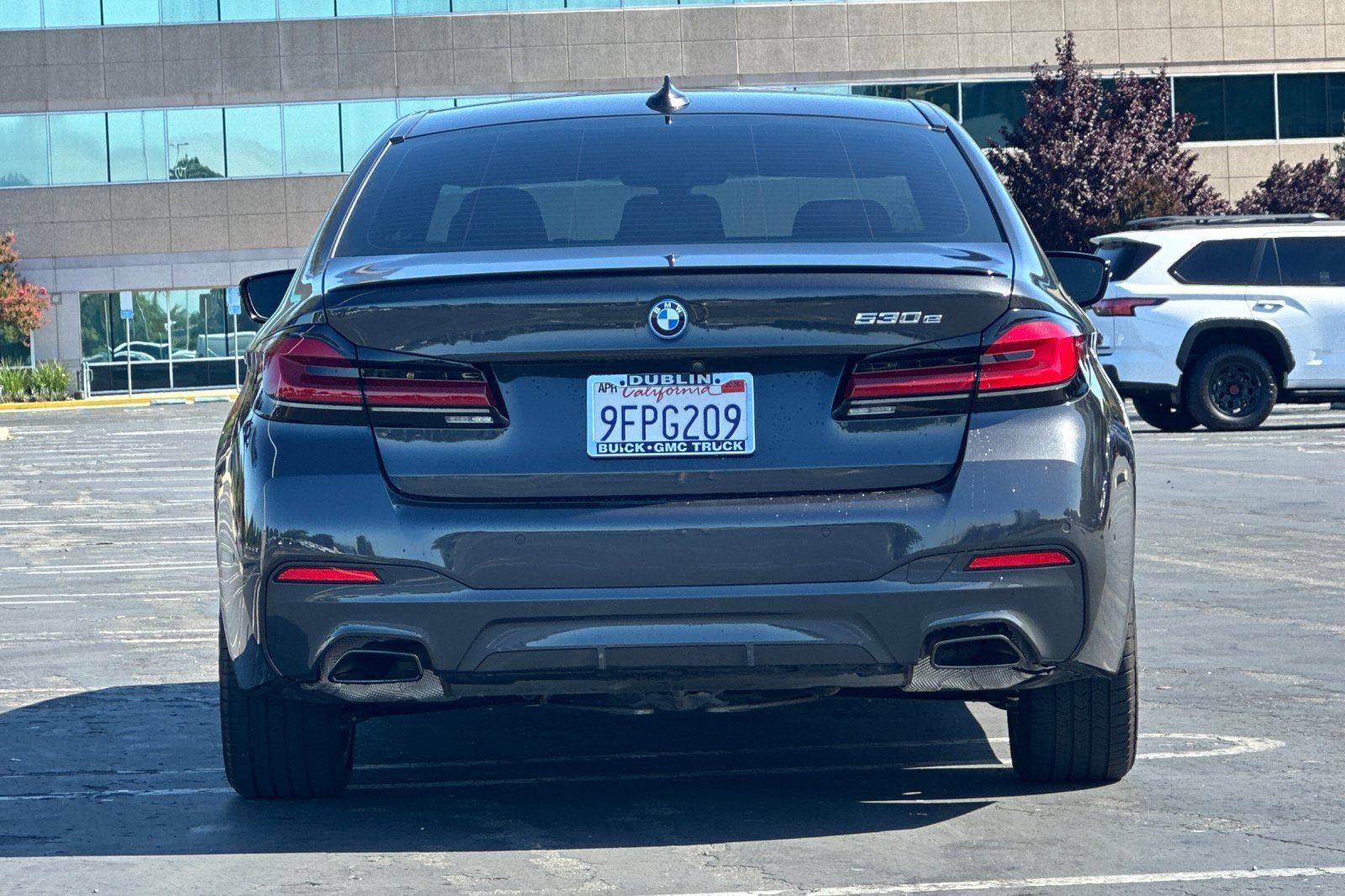 Used 2023 BMW 530e w/ M Sport Package RWD image 5
