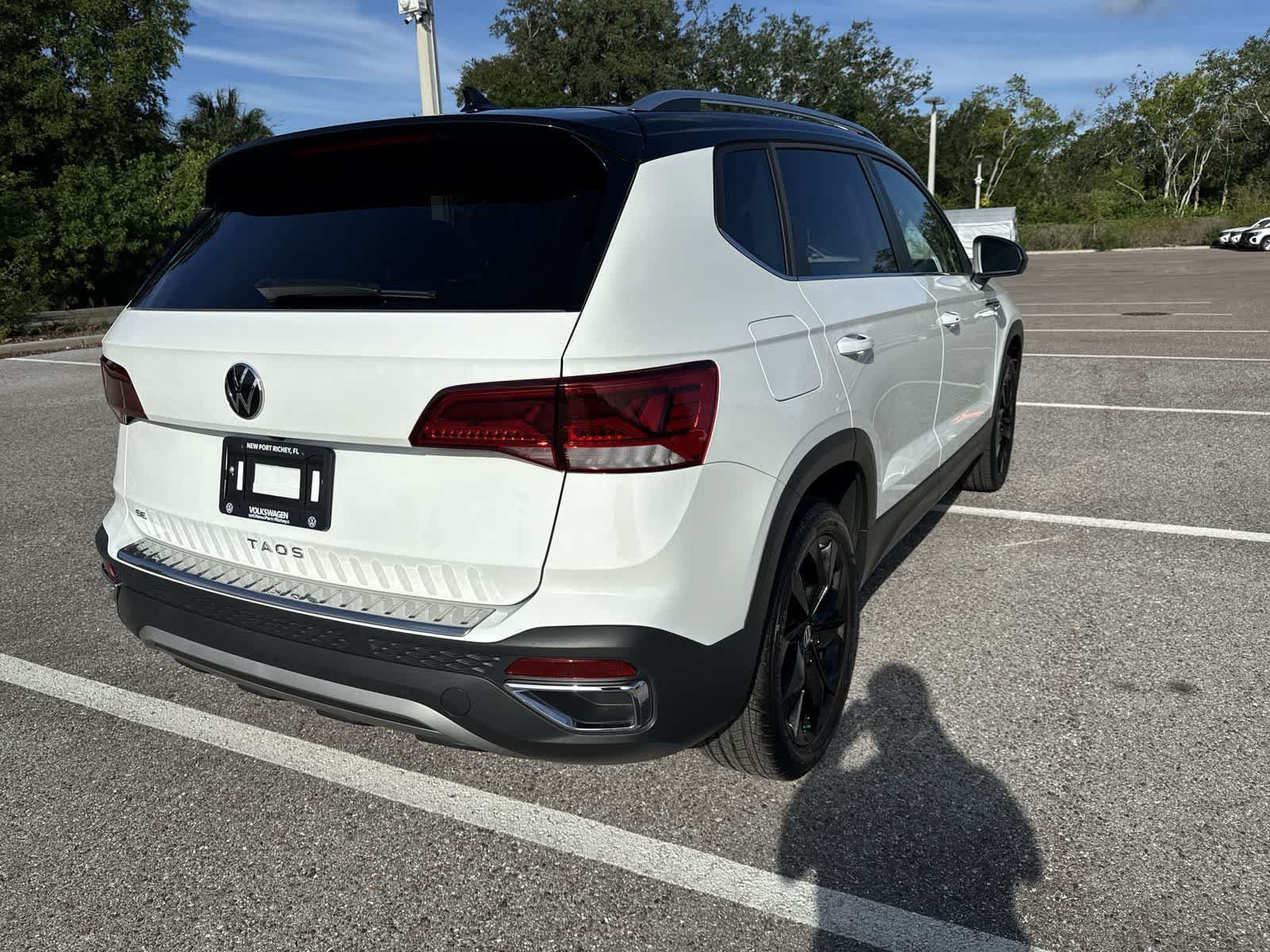 Certified 2024 Volkswagen Taos SE w/ Panoramic Sunroof Package FWD image 6