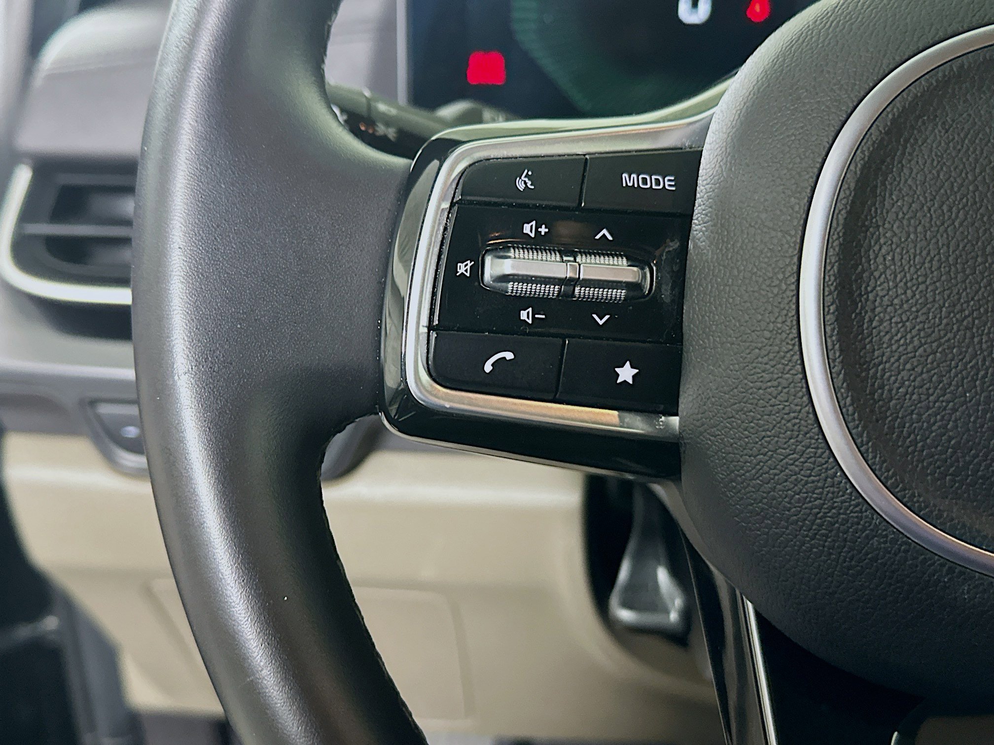 Used 2025 Kia Carnival FWD image 16