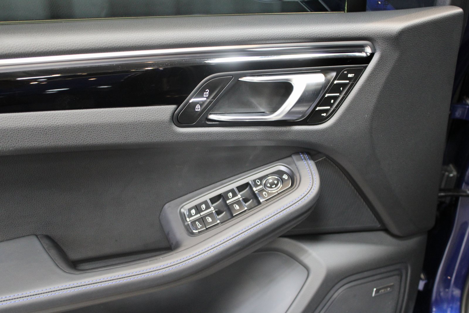 Certified 2024 Porsche Macan image 26