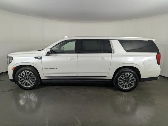 Used 2023 GMC Yukon XL Denali Ultimate AWD/4WD image 5