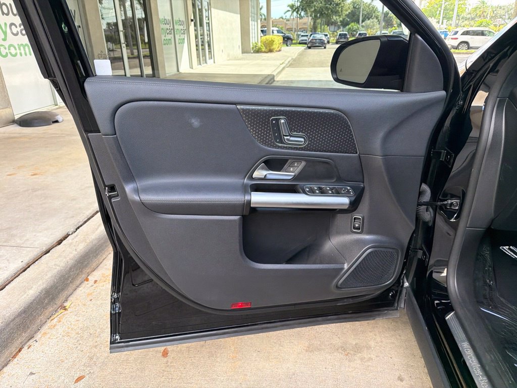 Used 2025 Mercedes-Benz GLA 250 image 38