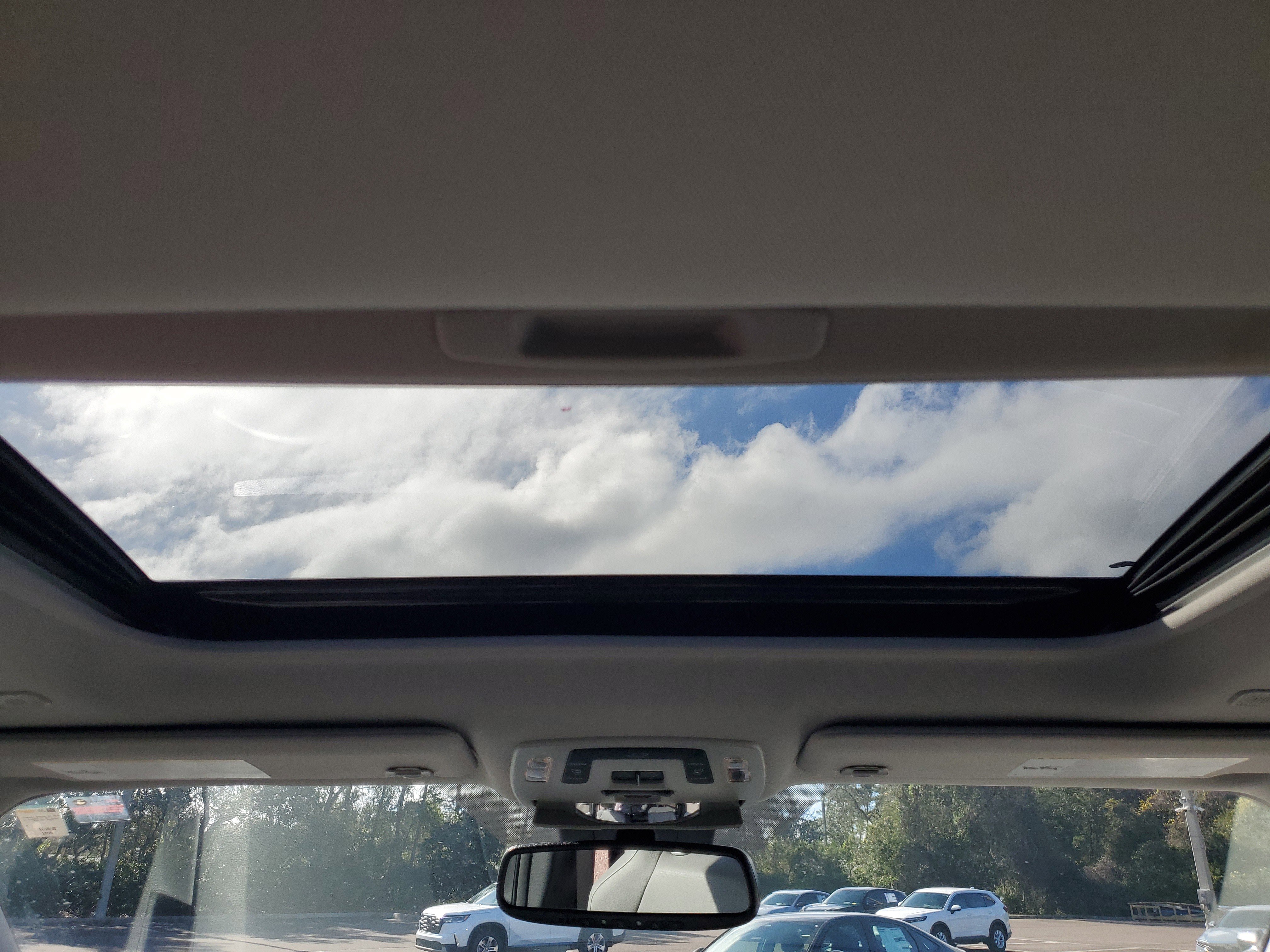 Used 2025 Toyota Sienna XLE image 5