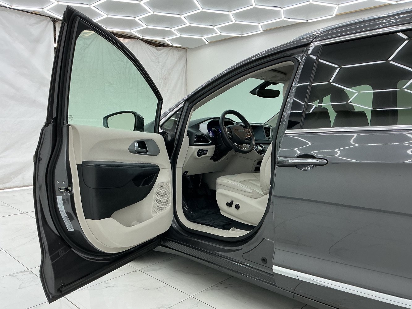 Used 2018 Chrysler Pacifica Touring-L FWD image 16