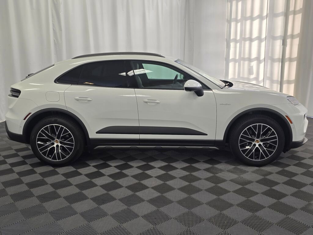 Certified 2025 Porsche Macan Electric image 8