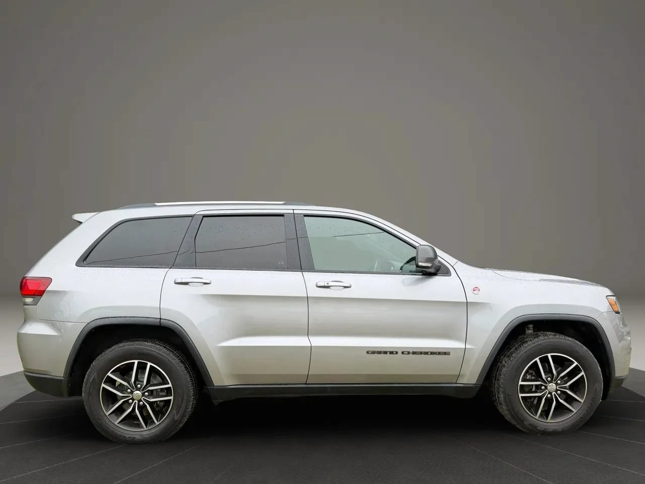 Used 2017 Jeep Grand Cherokee Trailhawk AWD/4WD image 6