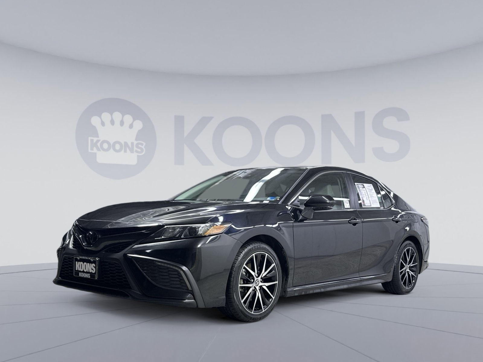 Used 2023 Toyota Camry SE image 1