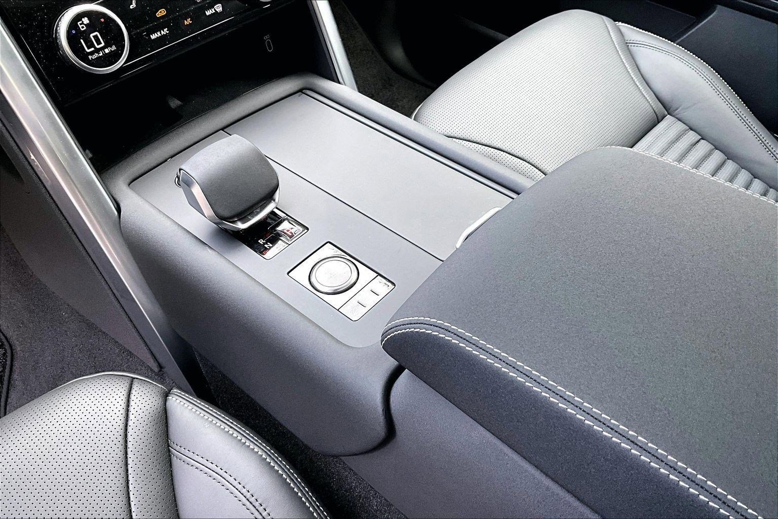 New 2026 Land Rover Discovery Limited Edition AWD/4WD image 11